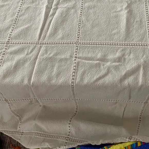 Tan and beige tablecloth 58 x 72 oval. Cotton Blend w/embroidery. EC. - Picture 9 of 14